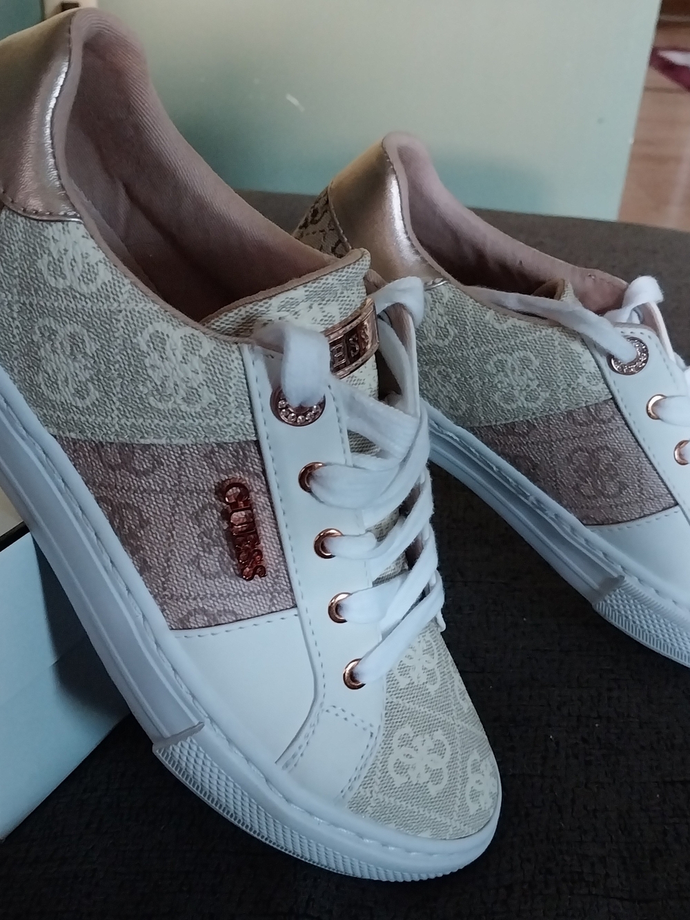Guess White and Rose Gold Low-Top Logo Sneakers Size 8